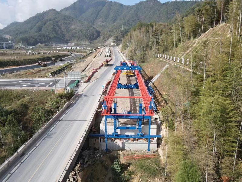 浙江路建塔石大橋加寬GYLQ200T-40M自平衡過跨架橋機(jī)